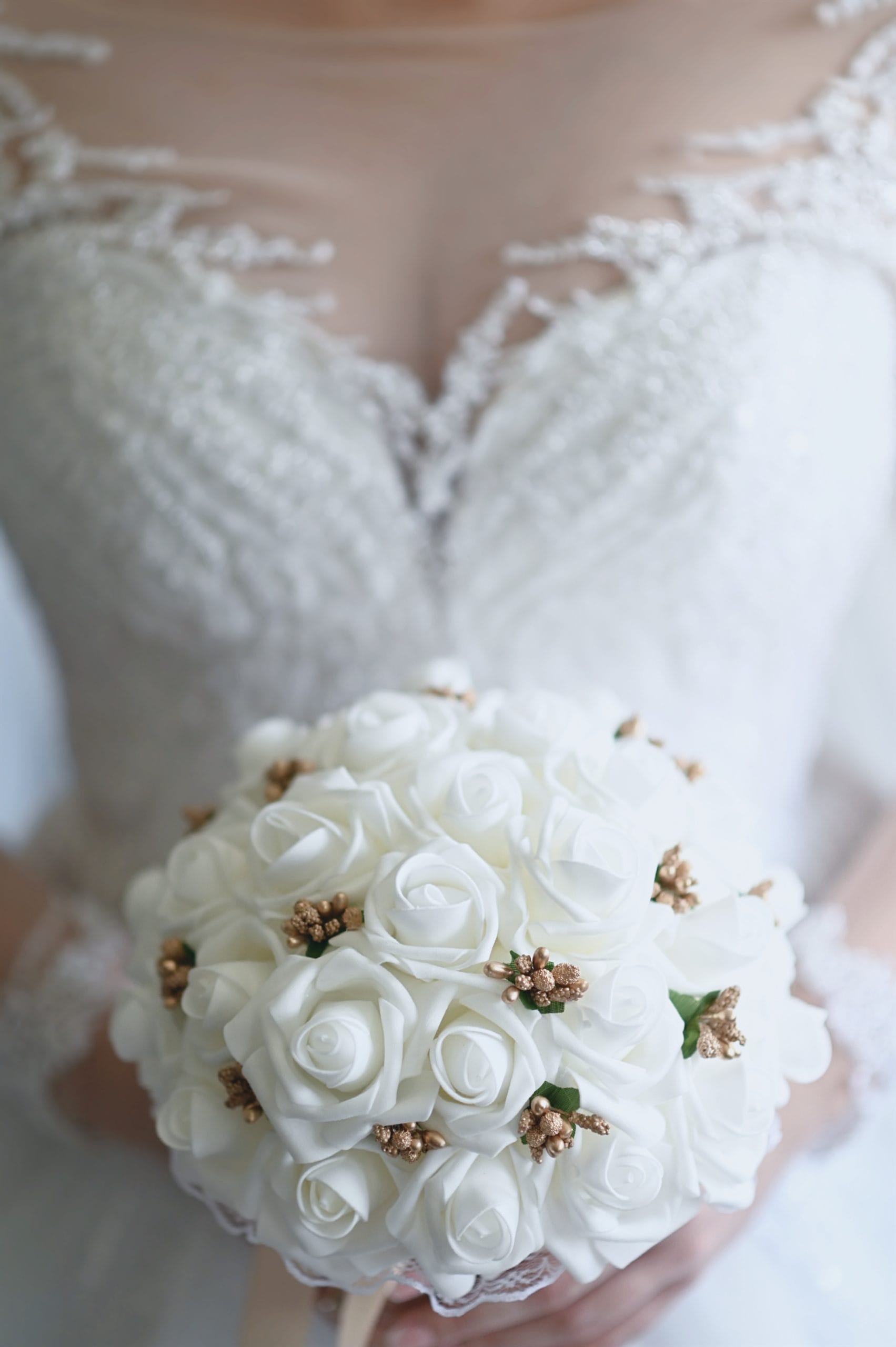 Romantični cvjetni luk na ulazu zahvaljujući organizaciji vjenčanja