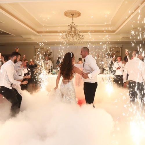 Centar stola s ružama u organizaciji vjenčanja